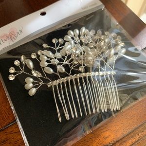 Bridal/prom/dressy pearl/silver finish hair comb/jewelry